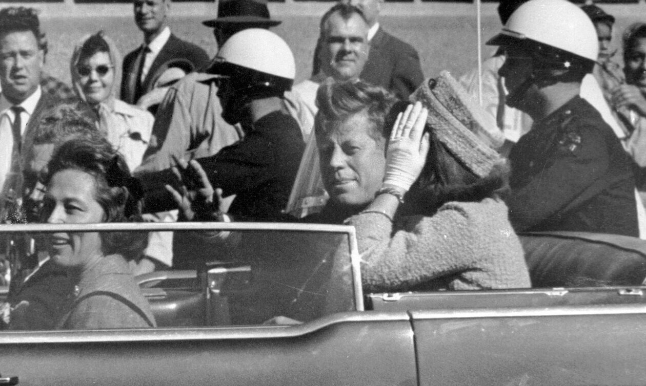 DW: Νέα ερωτήματα για τη δολοφονία του Τζον Κένεντι -Τι υποστηρίζει πράκτορας των μυστικών υπηρεσιών