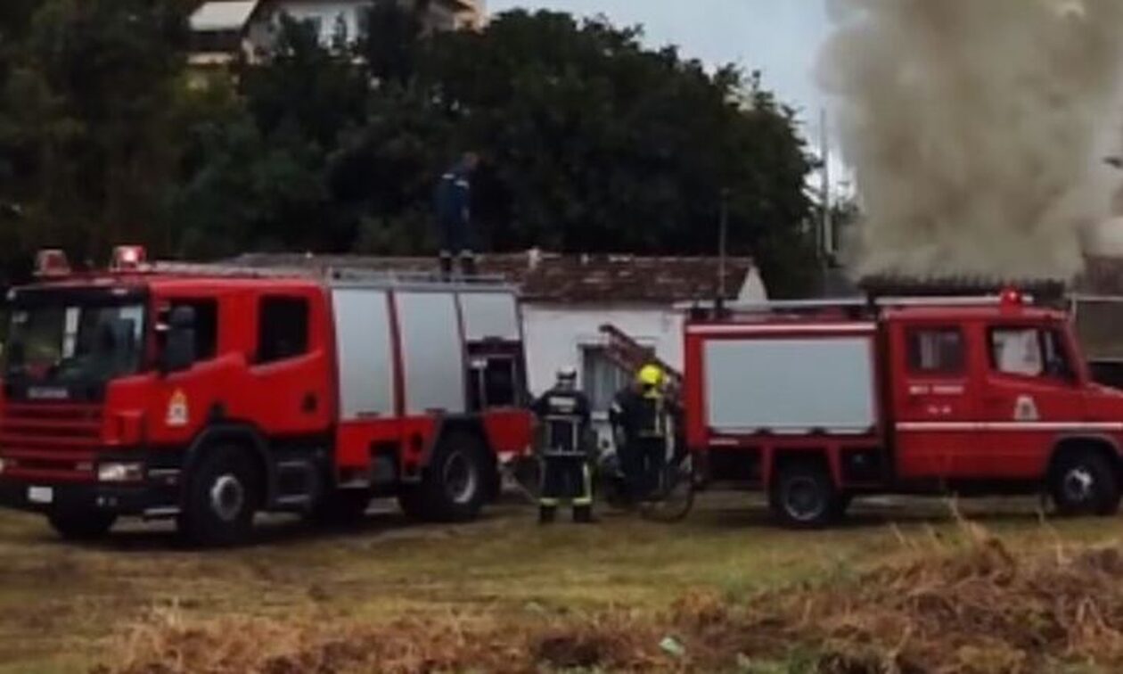 Θεσσαλονίκη: Φωτιά σε μονοκατοικία – Κατέρρευσε στέγη