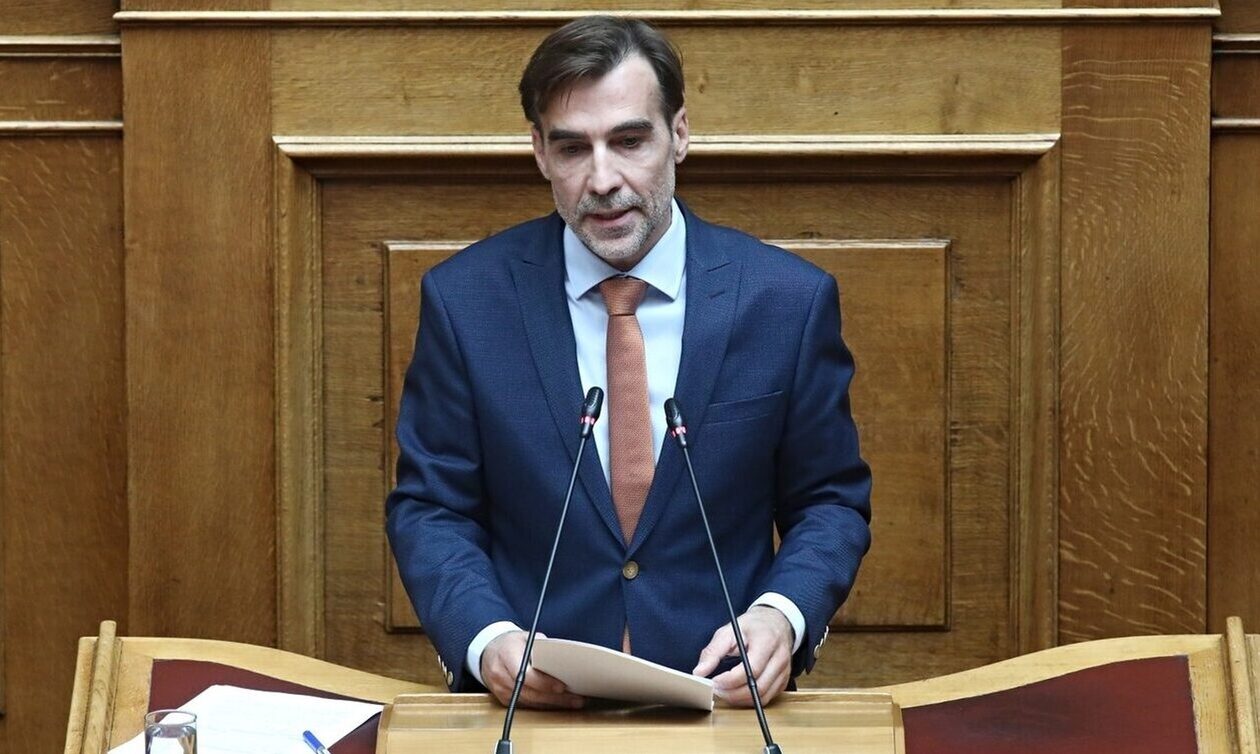 Πλεύση Ελευθερίας: Η ΚΟ καλεί τον Χουρδάκη να παραδώσει την έδρα – Δεν υπογράφει η μητέρα του