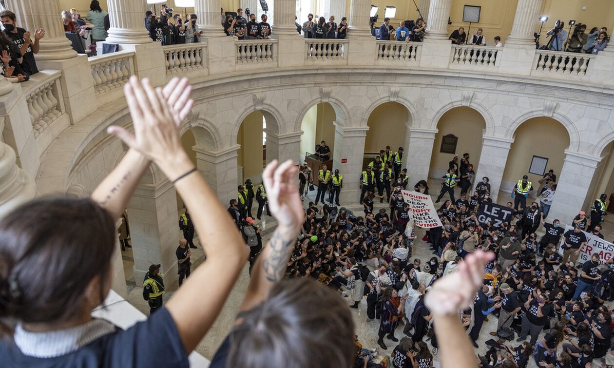ΗΠΑ: Διαδηλωτές υπέρ της εκεχειρίας στη Γάζα εισέβαλαν στο Καπιτώλιο – Εκατοντάδες οι συλλήψεις