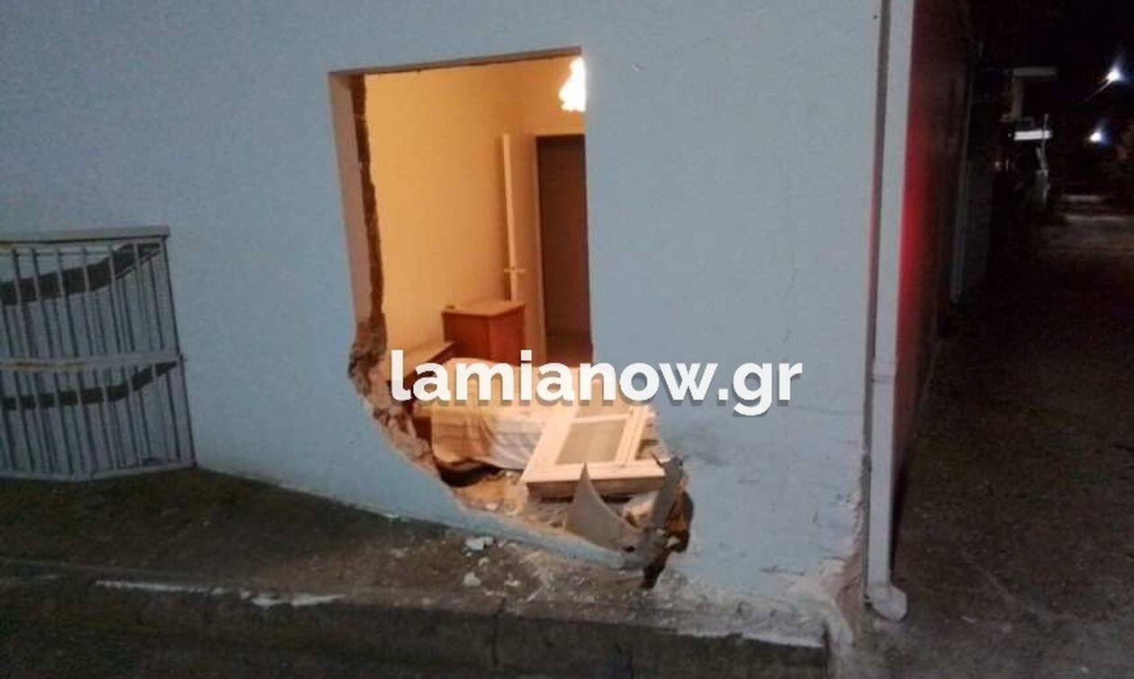 Λαμία: Αυτοκίνητο προσέκρουσε σε σπίτι και… γκρέμισε τοίχο – «Με γλύτωσε ο Θεός» (εικόνες + βίντεο)
