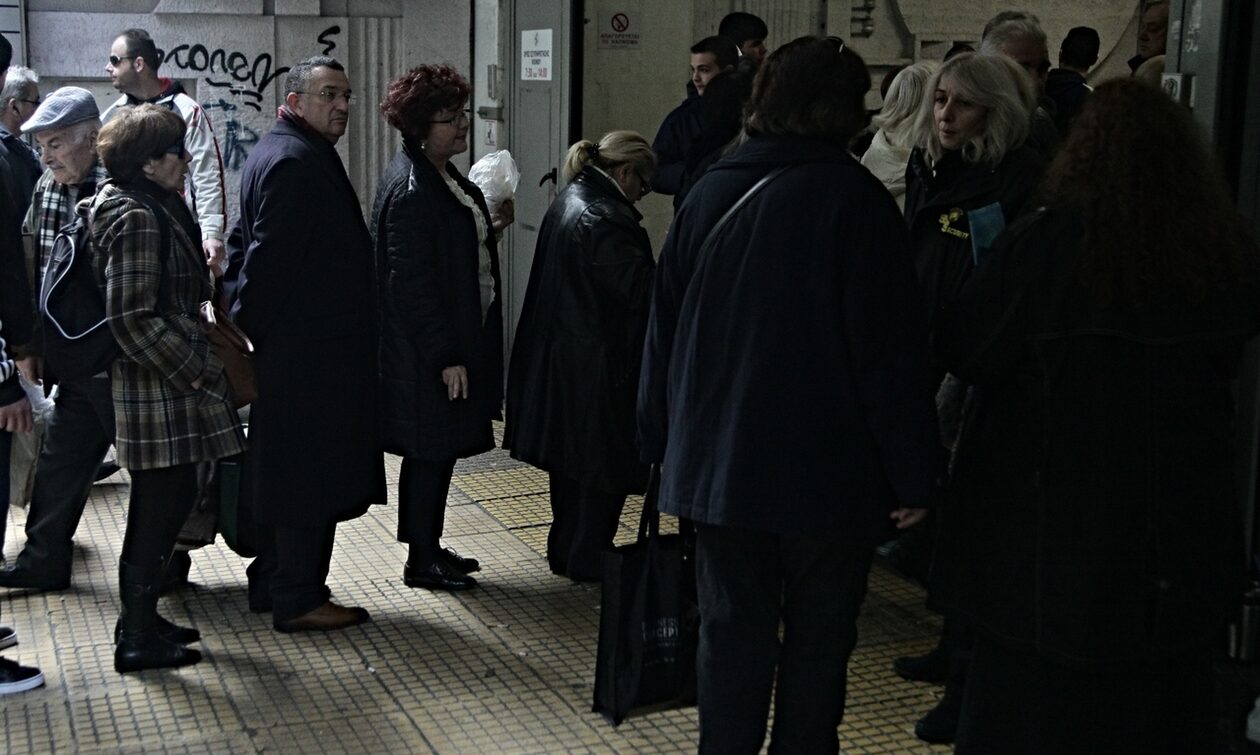 Ποια επιδόματα εξαιρούνται από την προπληρωμένη κάρτα