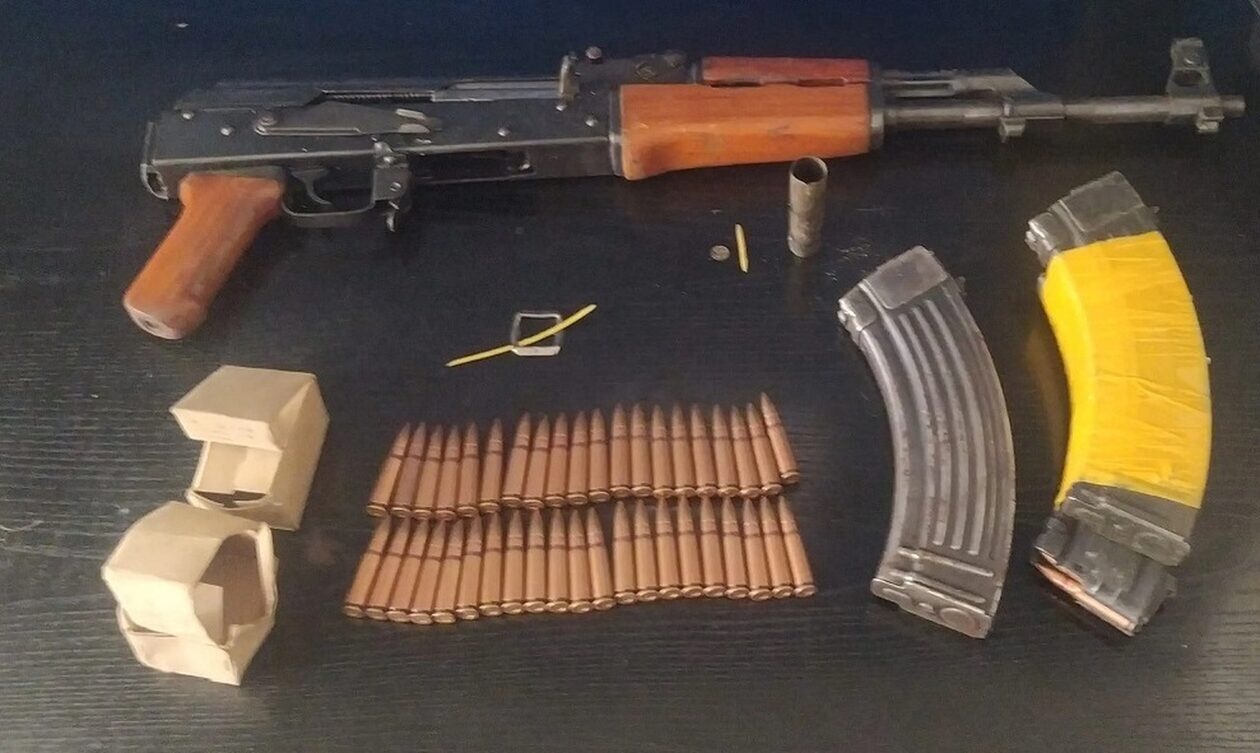 Κυψέλη: 17χρονος αλλοδαπός κυκλοφορούσε με καλάσνικοφ και σφαίρες στον σάκο του