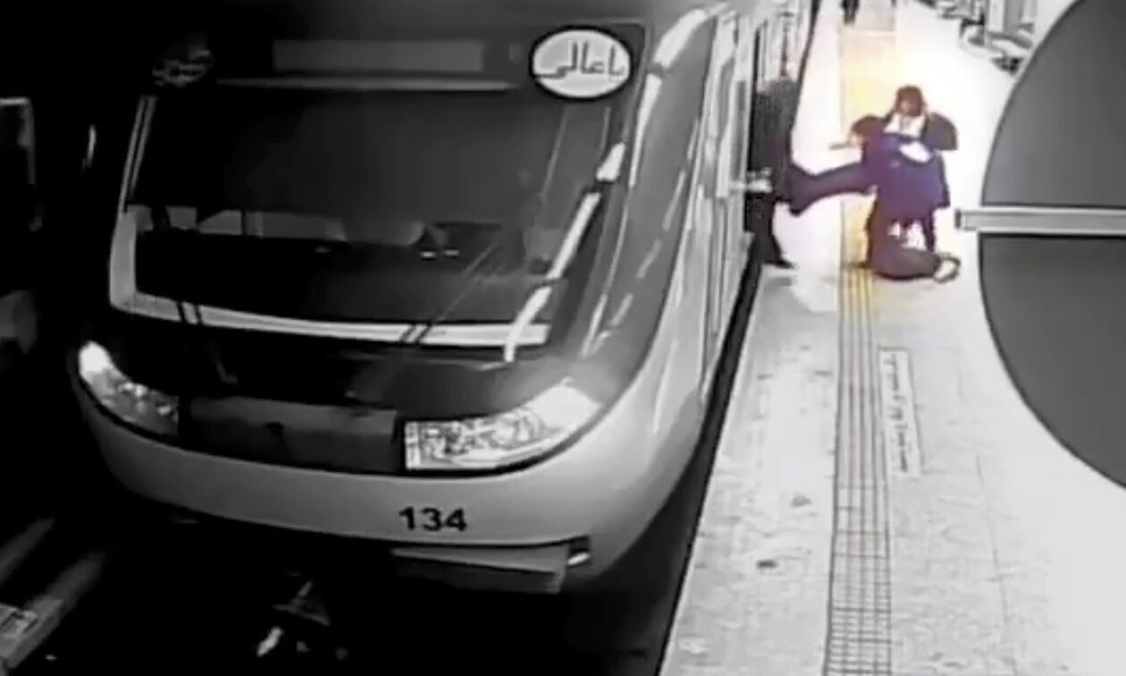 Οργή στο Ιράν: Eγκεφαλικά νεκρή η «νέα Μάχσα Αμίνι» – 16χρονη χωρίς χιτζάμπ σύρθηκε έξω απο το μέτρο