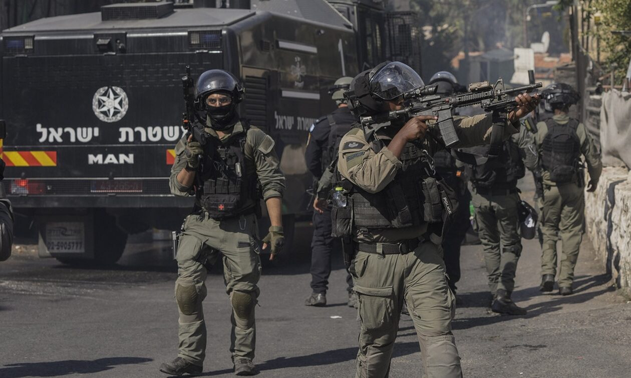 Ισραηλινοί κάνουν ουρές για να αγοράσουν όπλα – Καταστήματα ανοίγουν ακόμη και… Σάββατο