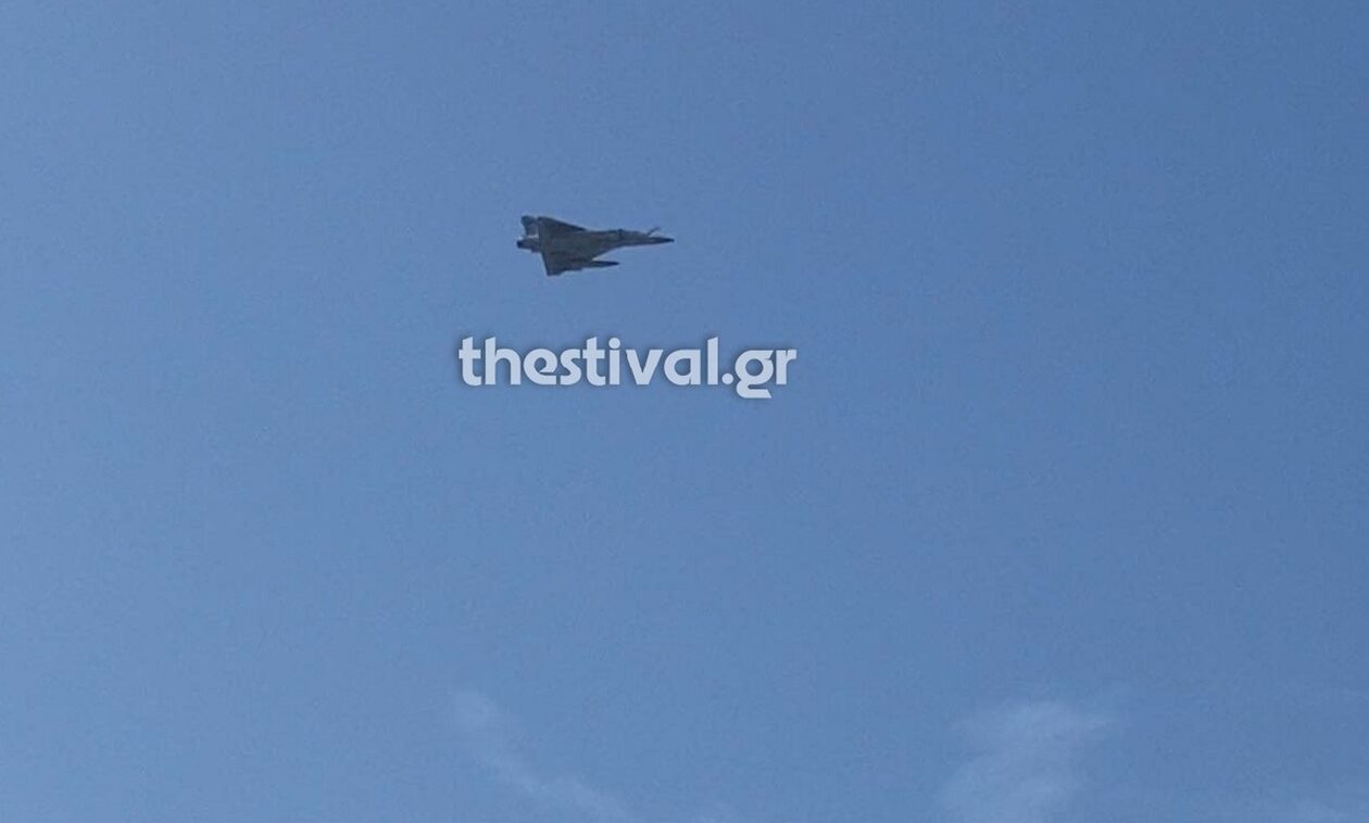 28η Οκτωβρίου: Αεροσκάφη και ελικόπτερα «έσκισαν» τον ουρανό της Θεσσαλονίκης ενόψει της παρέλασης