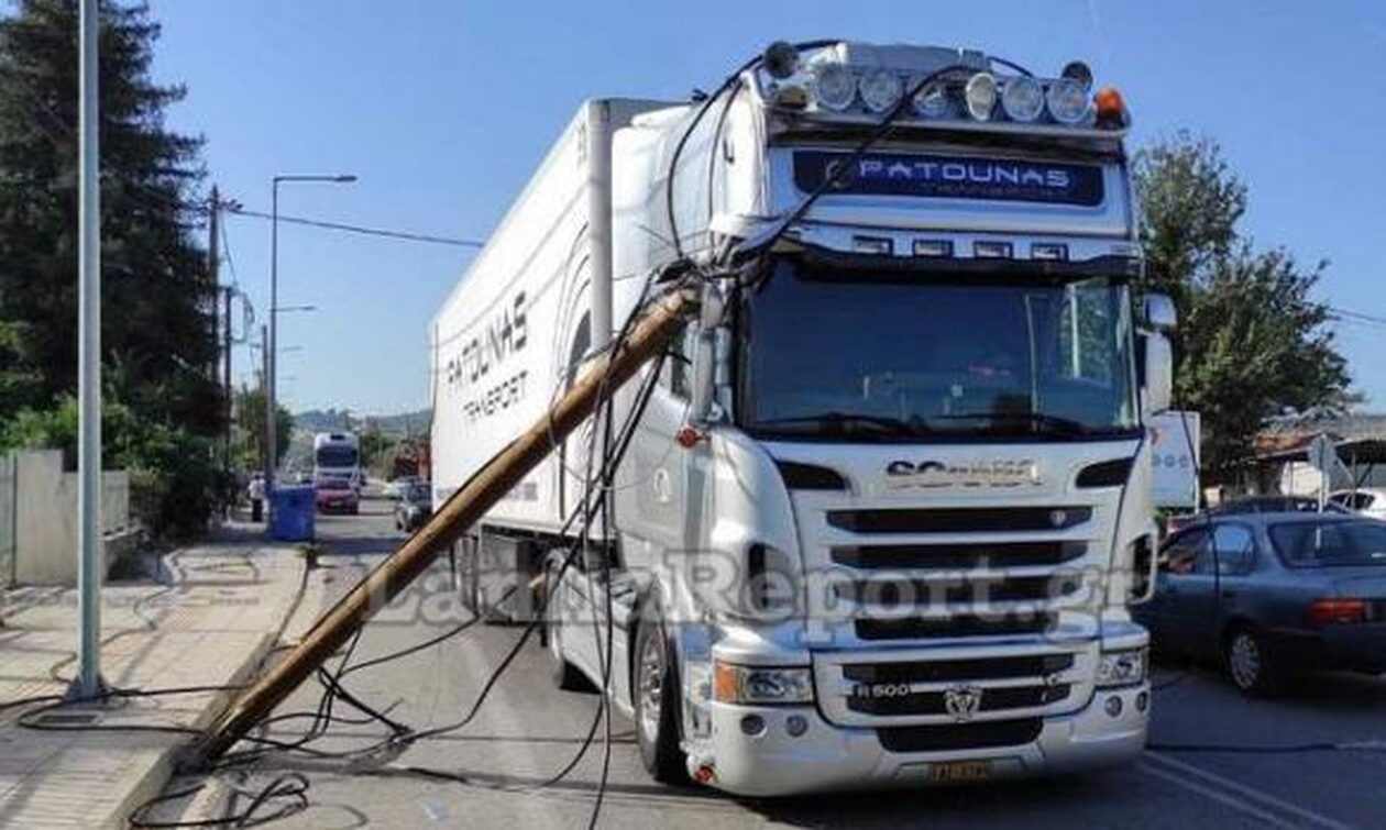 Λαμία: Φορτηγό έριξε κολόνα τηλεπικοινωνιών και αυτή έπεσε πάνω σε νταλίκα