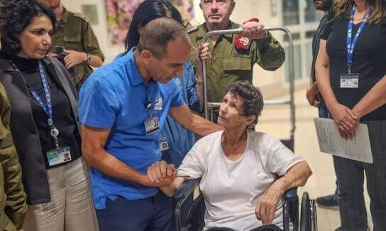 Η Ισραηλινή γιαγιά που απελευθέρωσε η Χαμάς βοηθούσε άρρωστους Παλαιστίνιους – Οι πρώτες φωτογραφίες