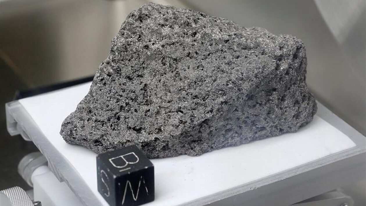 Κρύσταλλοι από τη Σελήνη αλλάζουν όσα γνωρίζαμε για την ηλικία της