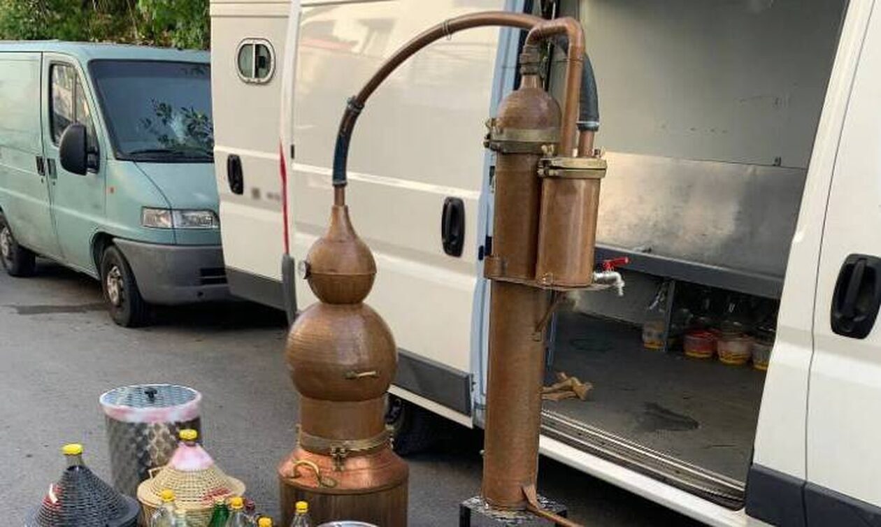 Θεσσαλονίκη: Συλλήψεις για παράνομο αποστακτήριο παραγωγής αλκοολούχων ποτών