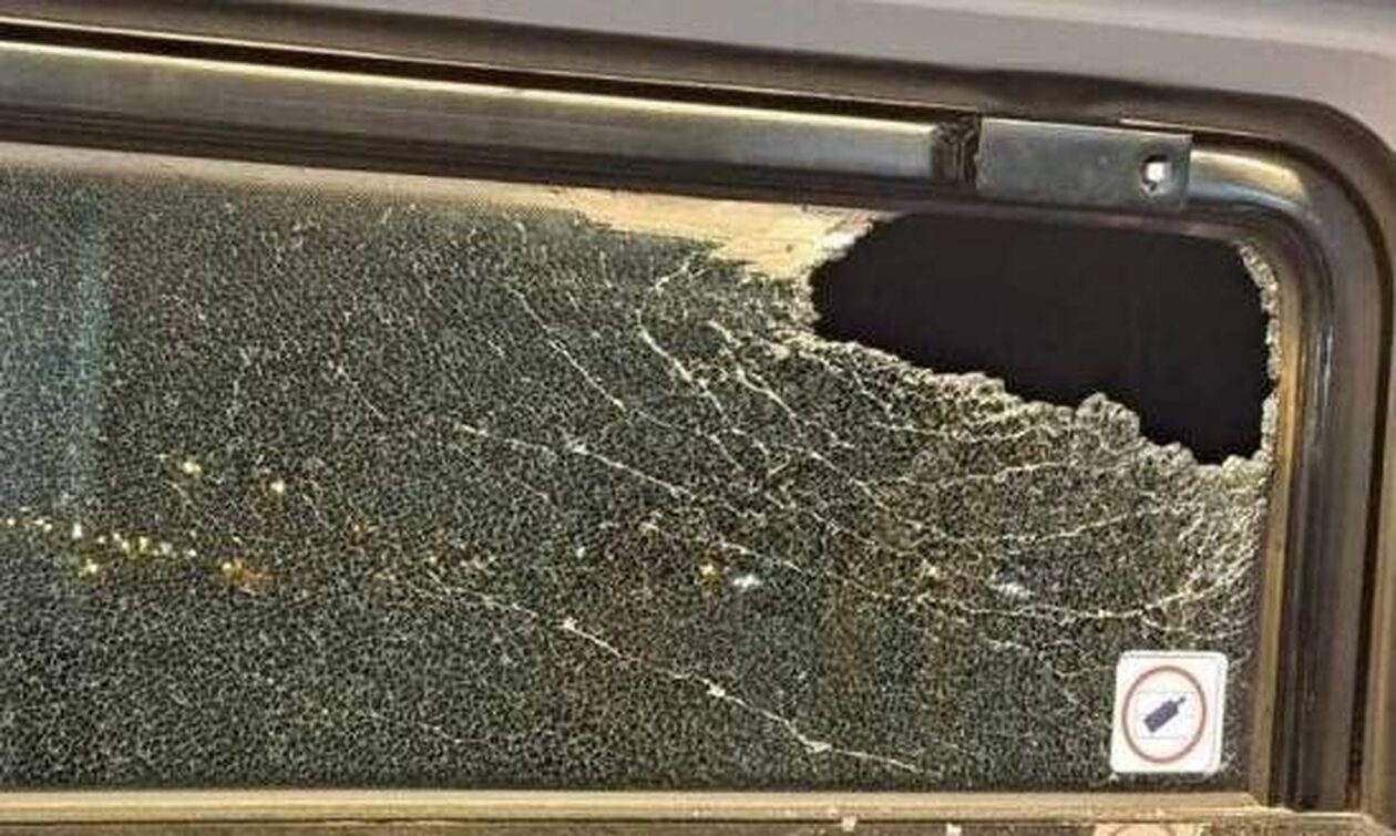 Ασπρόπυργος: Επιθέσεις με πέτρες σε συρμούς του Προαστιακού- Έσπασαν παράθυρο – Ένας τραυματίας