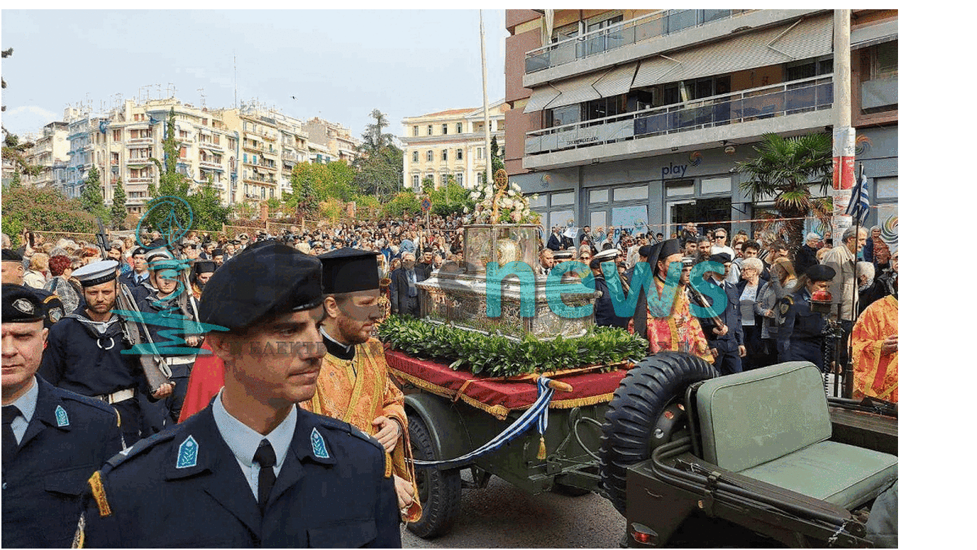 Θεσσαλονίκη: Πλήθος κόσμου στην περιφορά των εικόνων Αγίου Δημητρίου και Παναγίας Κορωνιωτίσσης