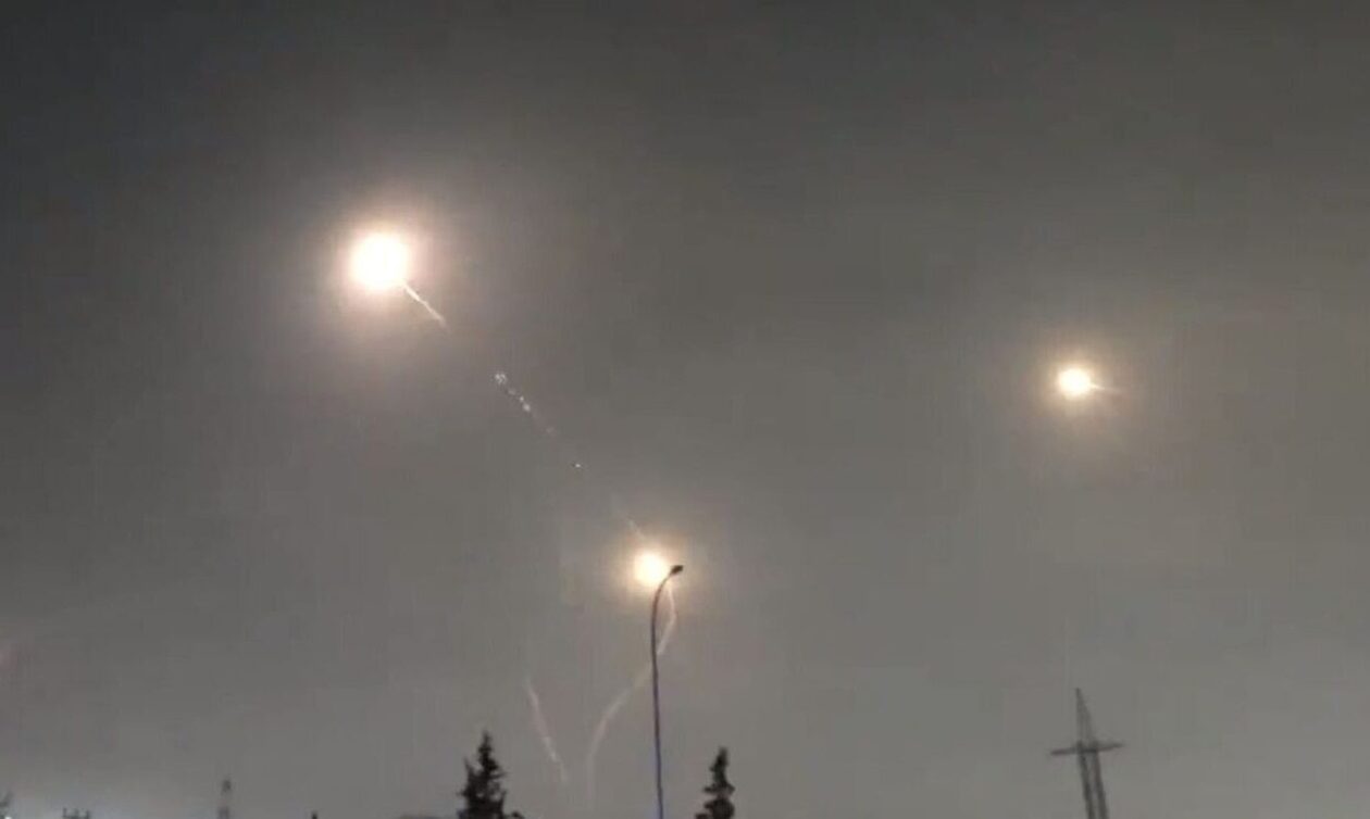 Πόλεμος στο Ισραήλ: Εκπληκτικό βίντεο – Η στιγμή που το Iron Dome διαλύει δεκάδες ρουκέτες