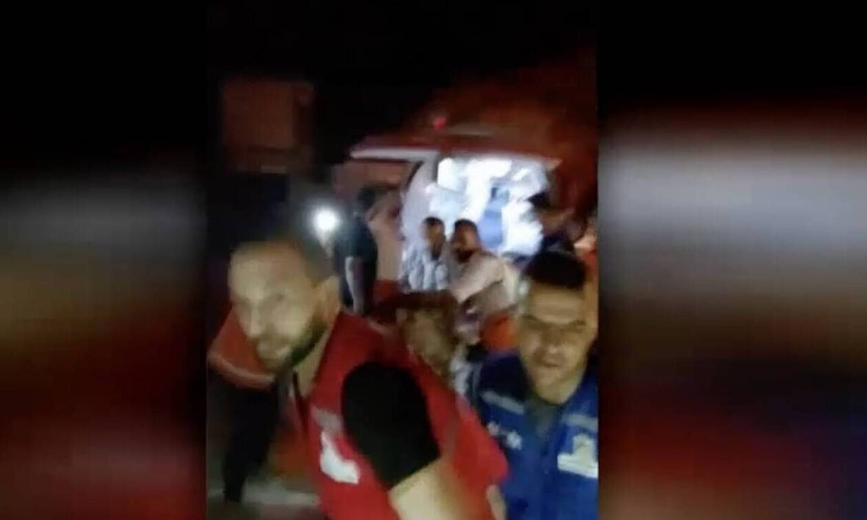 Συγκλονιστικό βίντεο: Βυθισμένο στο σκοτάδι νοσοκομείο στη Γάζα – Φωτίζουν τον δρόμο με τα τηλέφωνα