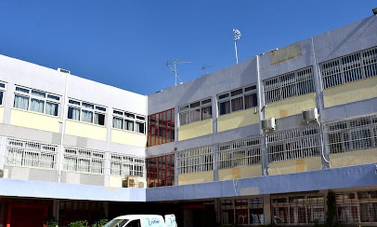 Επίθεση με μολότοφ σε λύκειο στο Μοσχάτο – Συνελήφθησαν 8 ανήλικοι