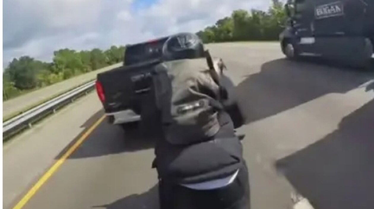 Έκανε «μαγκιές» με μηχανή και κατέληξε με 20 κατάγματα: Πήγε να περάσει ανάμεσα από δύο αυτοκίνητα