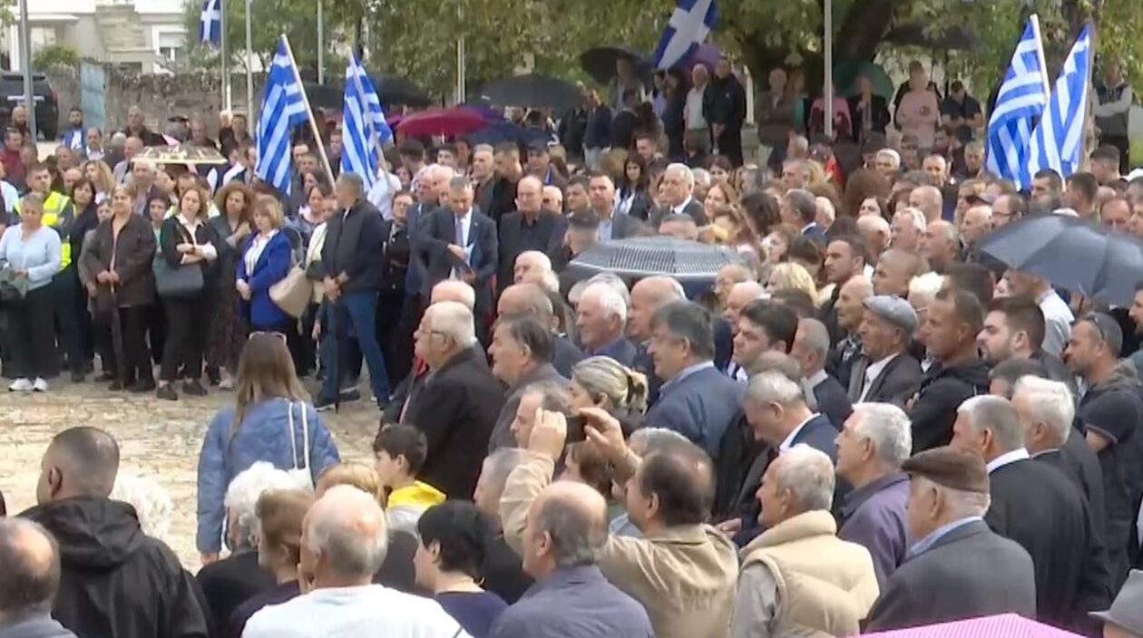 Η τελετή αποκάλυψης της προτομής του Κωνσταντίνου Μητσοτάκη στη Βόρεια Ήπειρο (vid)