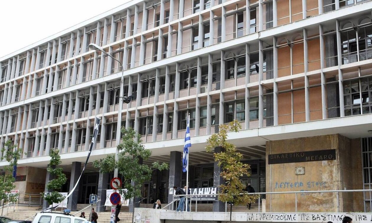 Θεσσαλονίκη: Αθωώθηκε μητέρα που άφησε τα παιδιά της μέσα στο αυτοκίνητο για να πάει να ψωνίσει