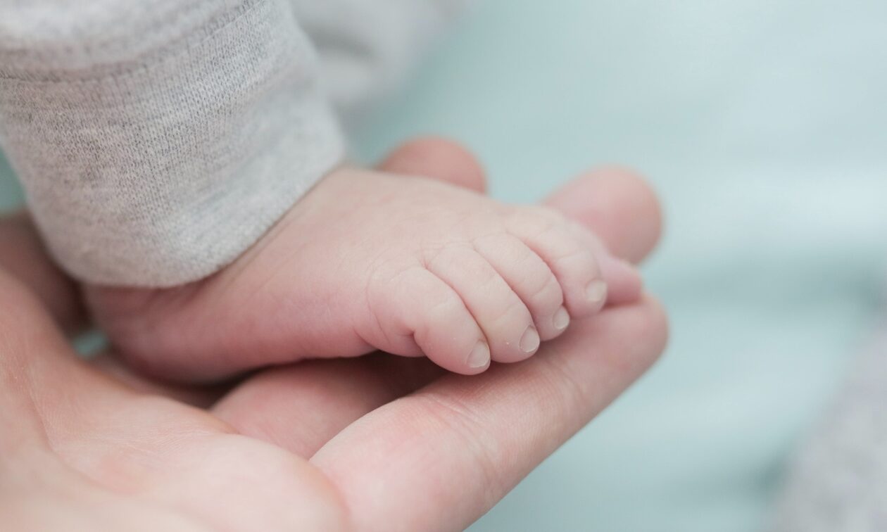 Αχαΐα: «Μετά τον θάνατο έκανε πως κοίμιζε το μωρό», λέει η γιαγιά των νεκρών μωρών