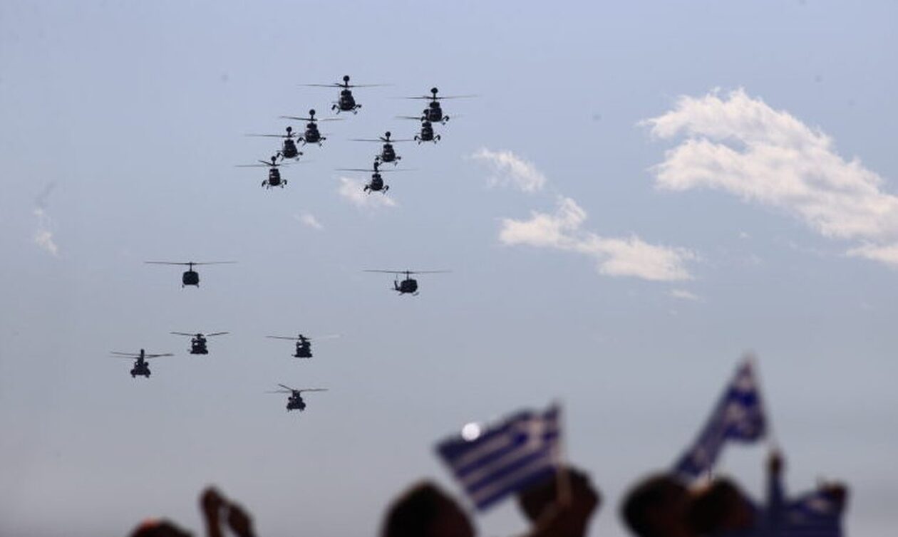 Παρέλαση 28η Οκτωβρίου: Ελικόπτερα Chinook και Apache εντυπωσίασαν (βίντεο)