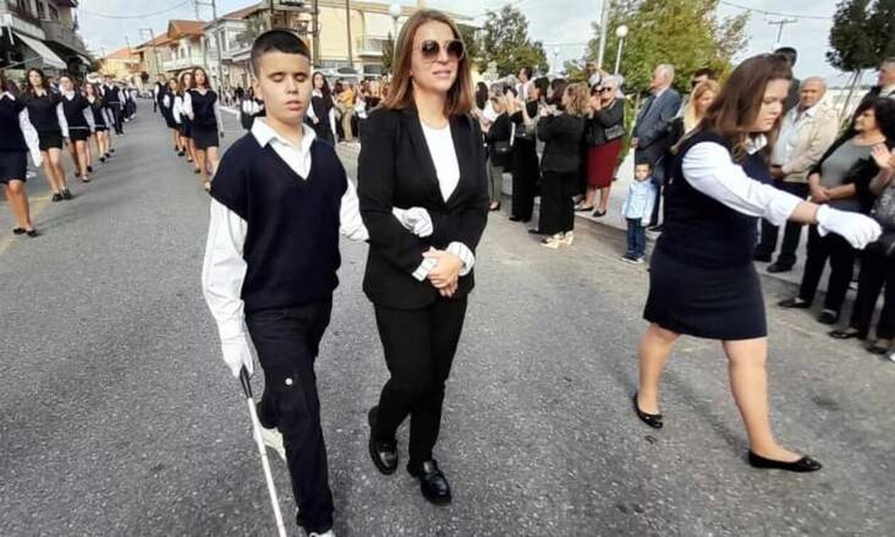 28η Οκτωβρίου: Συγκίνησε μαθητής με ολική απώλεια όρασης που έκανε παρέλαση στο Αγρίνιο
