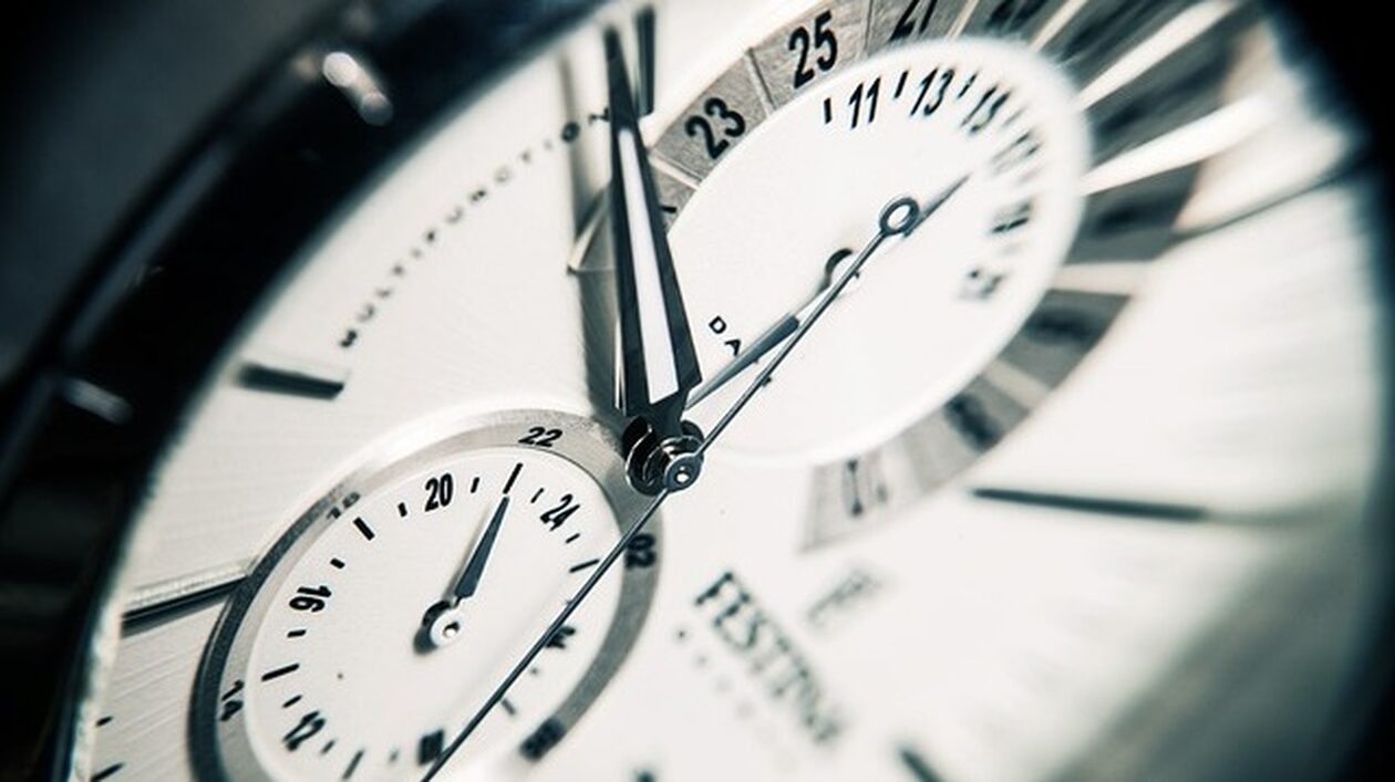 Αλλαγή ώρας 2023: Πότε γυρνάν πίσω οι δείκτες των ρολογιών μας. Τι κερδίζουμε, τι χάνουμε