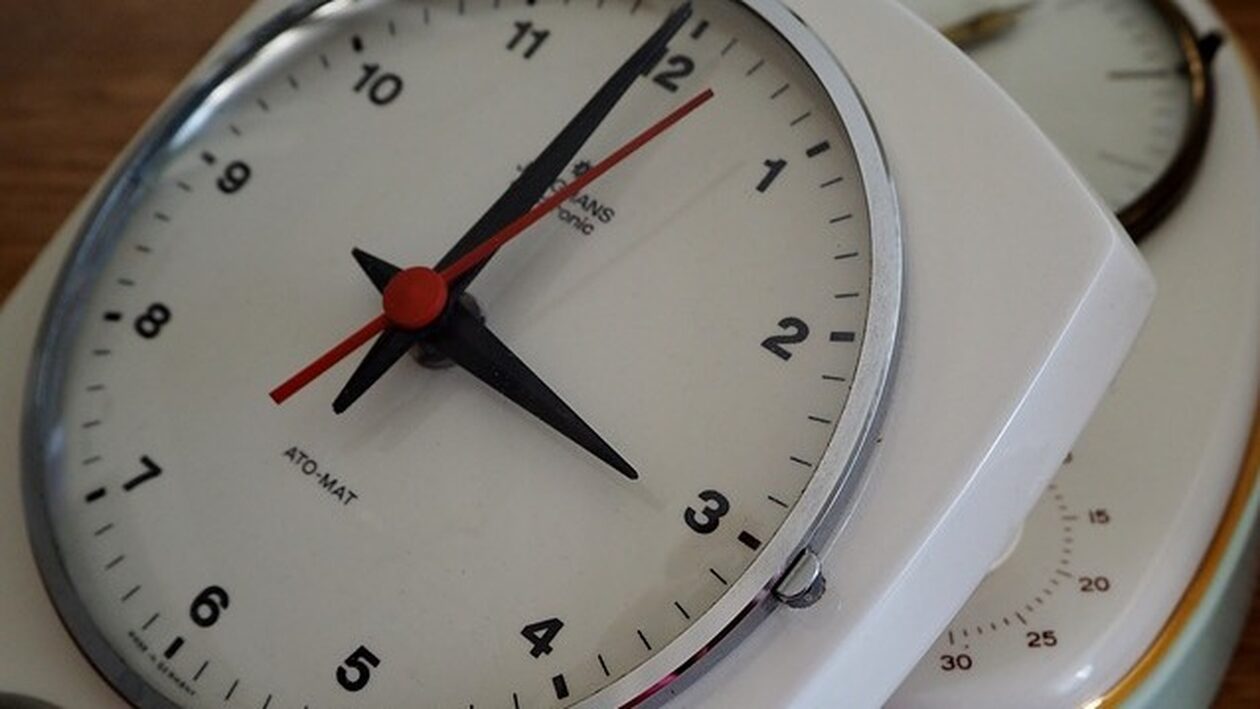 Αλλαγή ώρας 2023: Ξημερώματα της Κυριακής οι δείκτες γύρισαν μία ώρα πίσω
