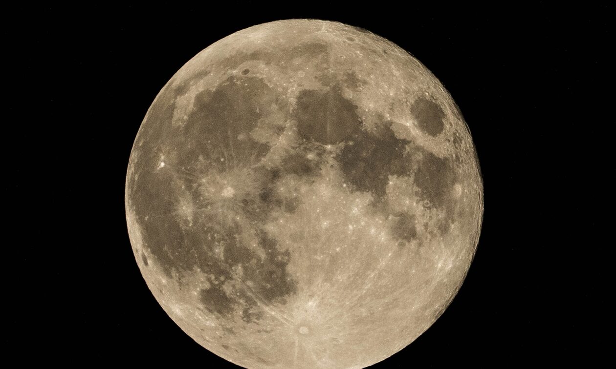 Πανσέληνος: Το «Φεγγάρι του Κυνηγού» γέμισε τον ουρανό σε όλο τον κόσμο