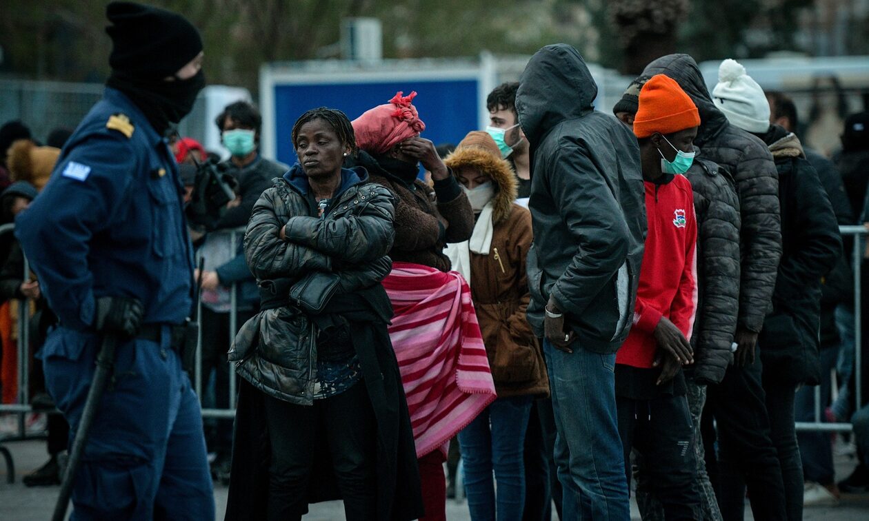 Ρόδος: Μετανάστες και πρόσφυγες εμποδίζουν τον απόπλου πλοίου – Ζητούν να μεταφερθούν από το νησί