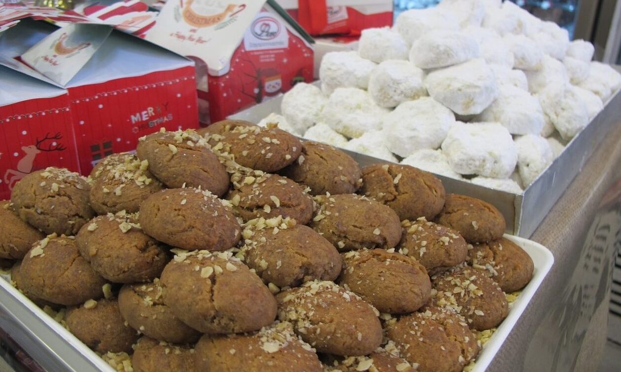 Θεσσαλονίκη: Αυξήσεις «φωτιά» σε μελομακάρονα και κουραμπιέδες στα ζαχαροπλαστεία