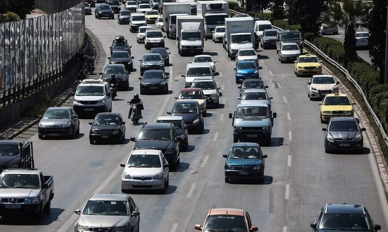 Ταλαιπωρία για τους οδηγούς της παραλιακής προς Βάρκιζα