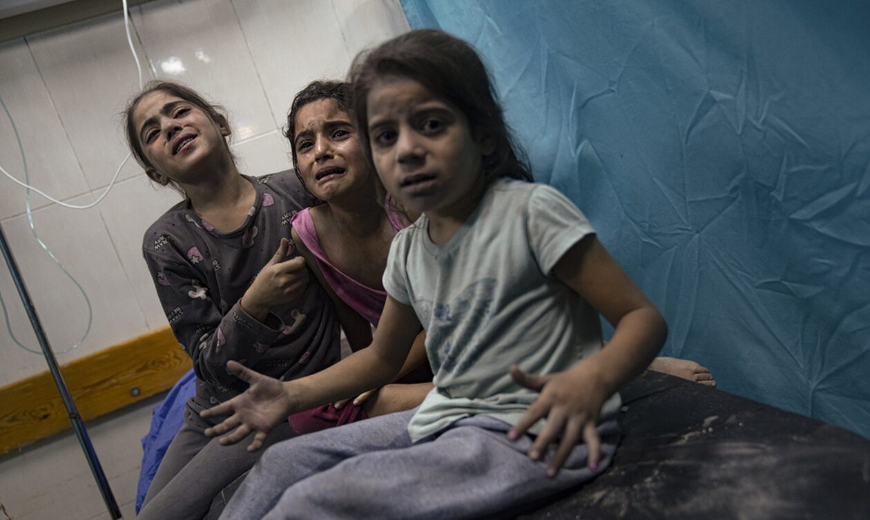 Γάζα: Γιατί γράφουν στα σώματα των παιδιών τα ονόματά τους – Το μελάνι της απελπισίας