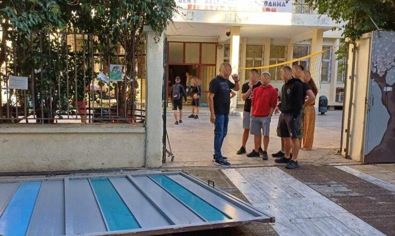 Νέα Σμύρνη: Παραλίγο τραγωδία σε λύκειο της περιοχής – Κατέρρευσε βαριά σιδερένια πόρτα