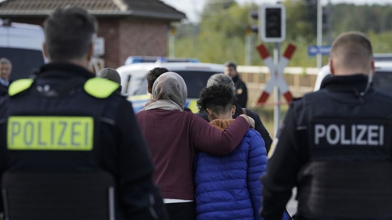 Deutsche Welle: «Μαζικές απελάσεις» μεταναστών επιχειρεί η Γερμανία