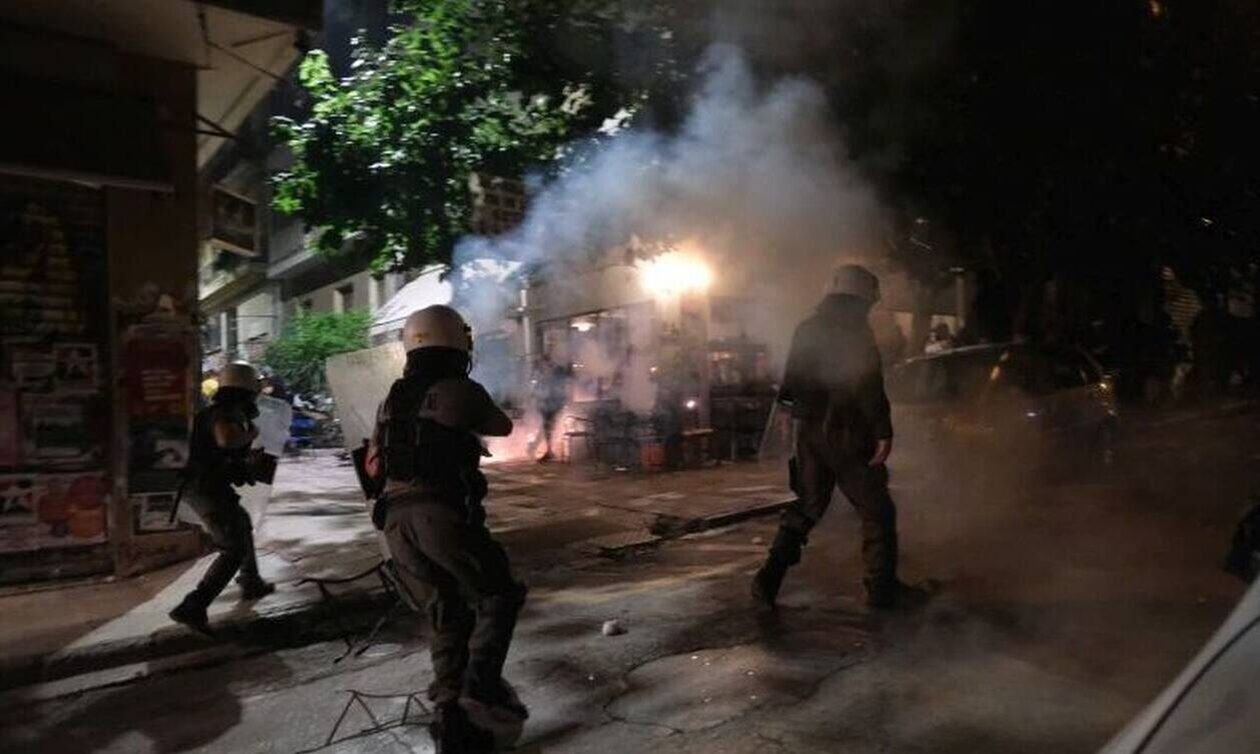 Επεισόδια στα Εξάρχεια: προσαγωγές, μολότοφ, χημικά και οδοφράγματα