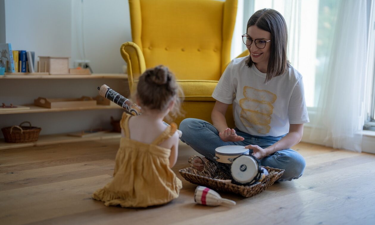 Νταντάδες της γειτονιάς: Στα 500 ευρώ αυξάνεται το μηνιαίο voucher – Όλες οι πληροφορίες