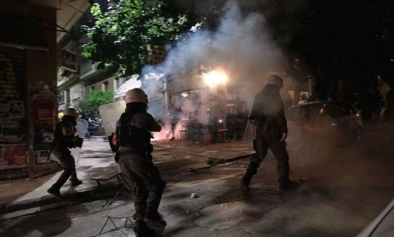 Νέα επεισόδια στα Εξάρχεια μετά την πορεία για την 16χρονη