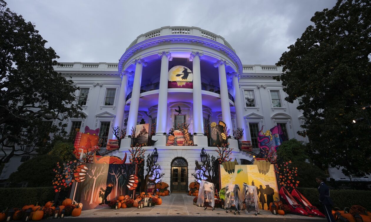 Halloween: «Φάρσα ή κέρασμα;» -Ο Λευκός Οίκος έγινε…τρομακτικό κάστρο και ο Μπάιντεν μοίρασε γλυκά