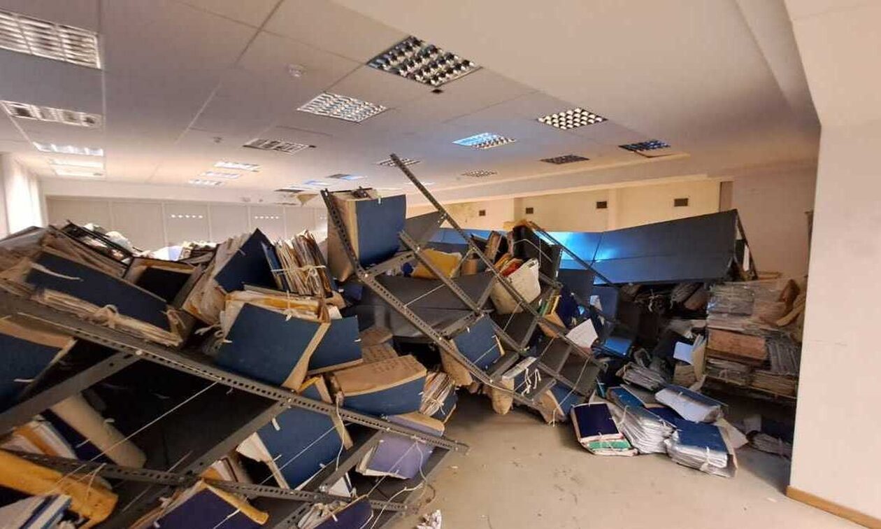 Κατέρρευσαν μεταλλικά και καταπλάκωσαν δύο άτομα στην Εισαγγελία Πρωτοδικών Αθήνας