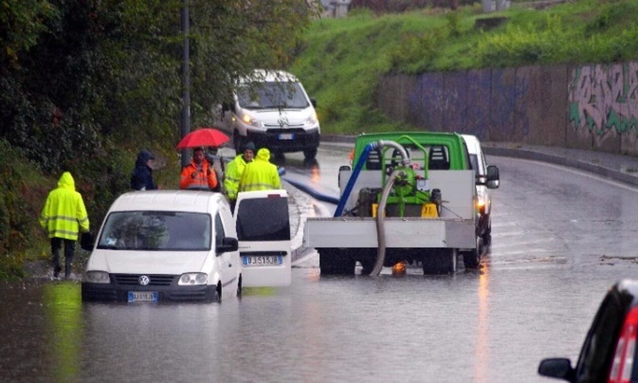 Σφοδρή κακοκαιρία πλήττει την Ιταλία: Υπερχείλισε η λίμνη Κόμο (pics & vid)