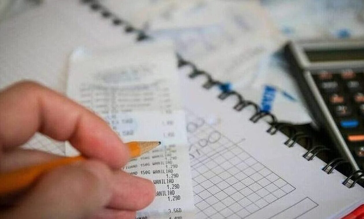 Ελεύθεροι επαγγελματίες: Ποιοι εξαιρούνται από το νέο τρόπο φορολόγησης – Τι ισχύει για τα μπλοκάκια
