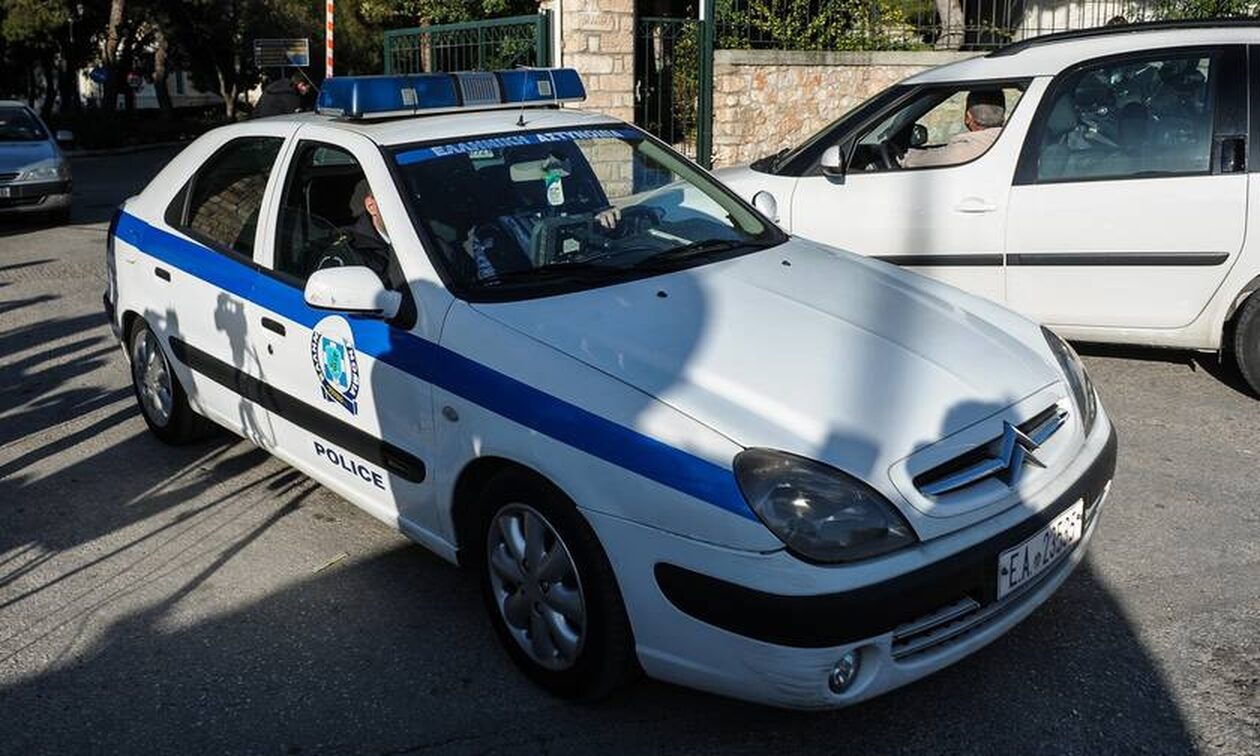 Φάρσαλα: Ανήλικοι πετούσαν πέτρες σε αυτοκίνητα – Από θαύμα γλύτωσαν ένας αστυνομικός και η κόρη του