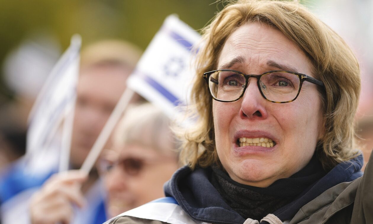 Τρόμος στην Ευρώπη: Φουντώνει το κύμα αντισημιτισμού – Γροθιές, απειλές και οργισμένες διαδηλώσεις