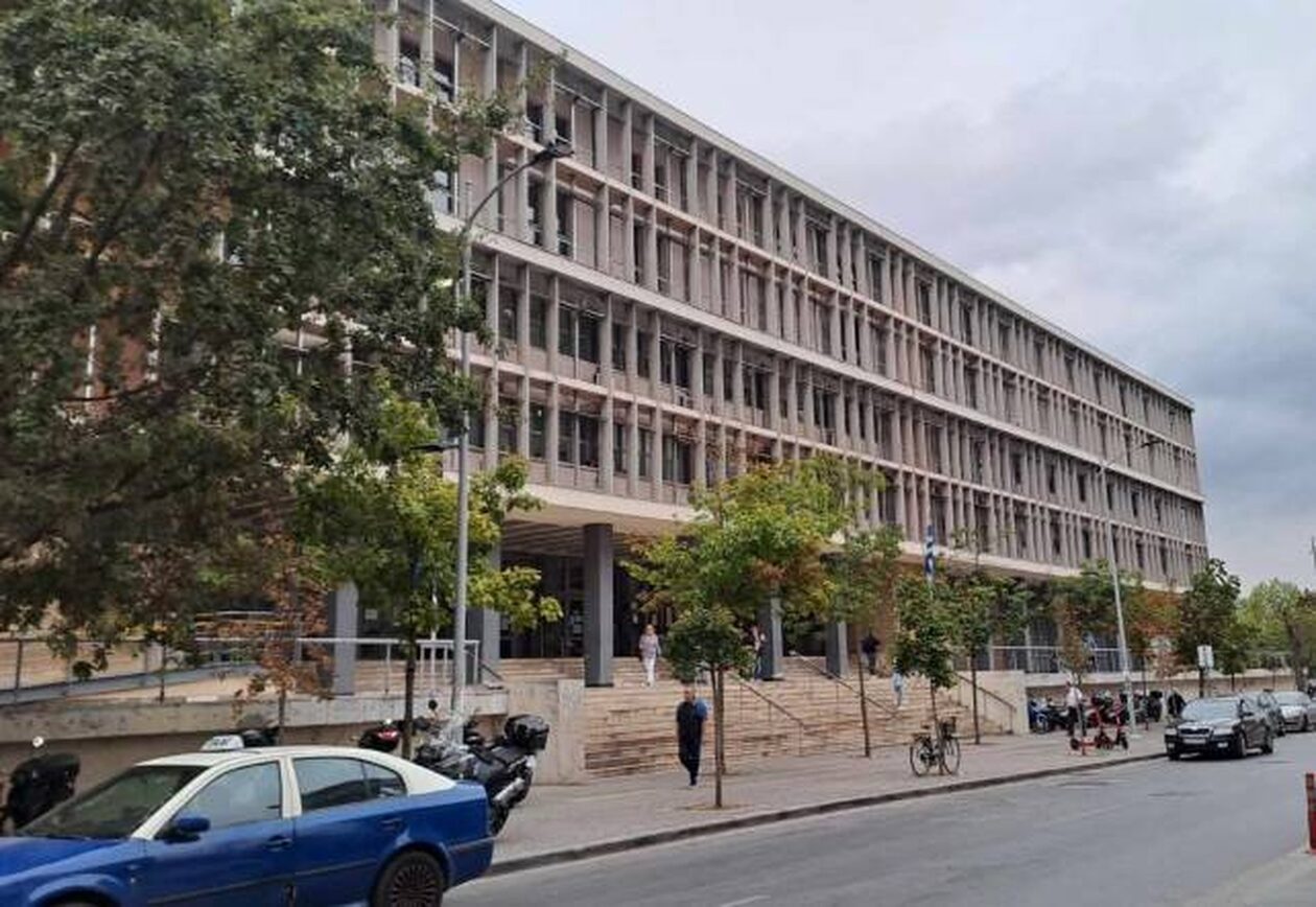 Μενεμένη: «Πήρα χάπια για να φύγω μαζί του» λέει ο πατέρας που σκότωσε με σκεπάρνι τον γιο του