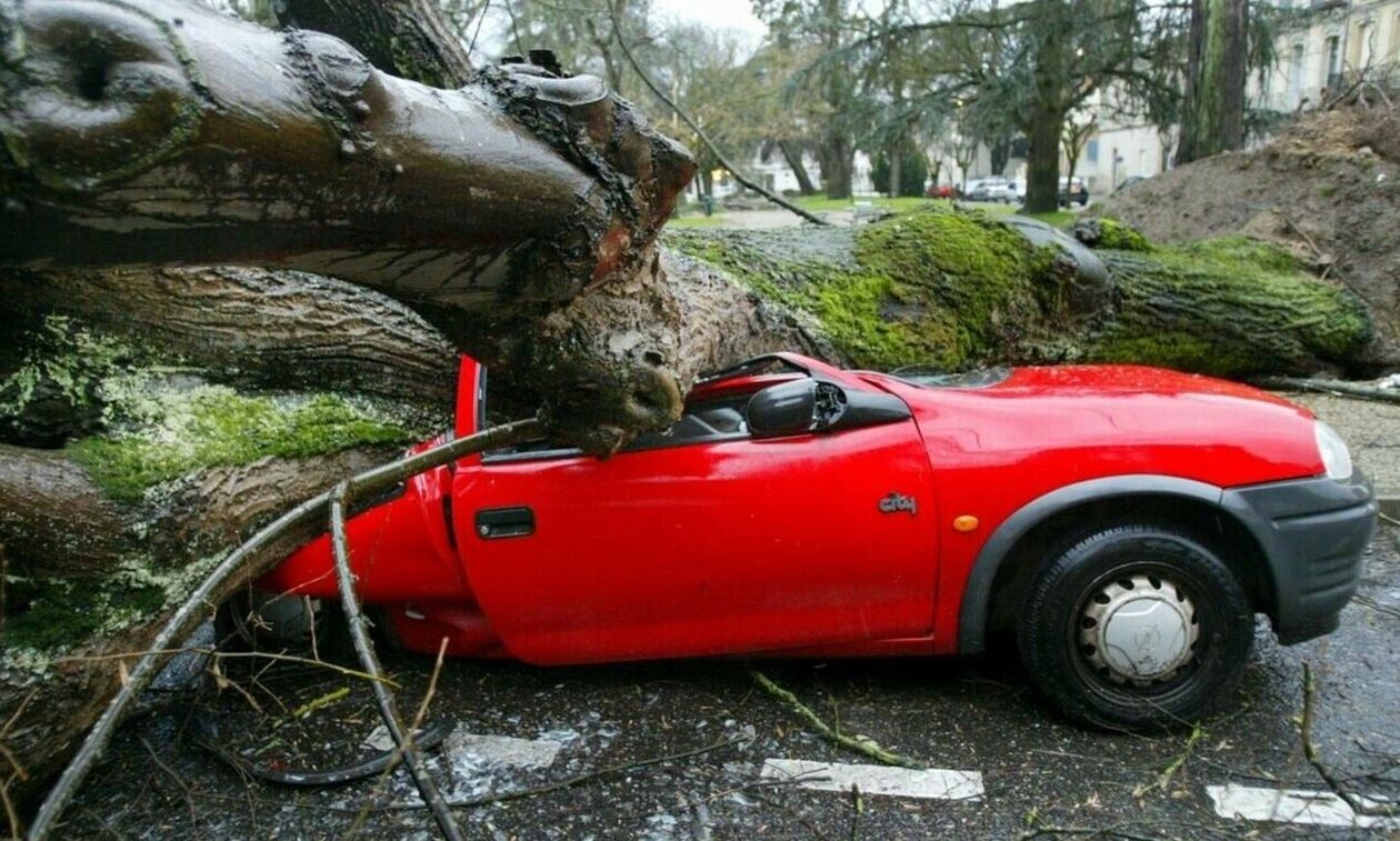 Στο έλεος της καταιγίδας Ciaran η Ευρώπη – Άνεμοι ρεκόρ και κύματα 12 μέτρων – Bίντεο και εικόνες
