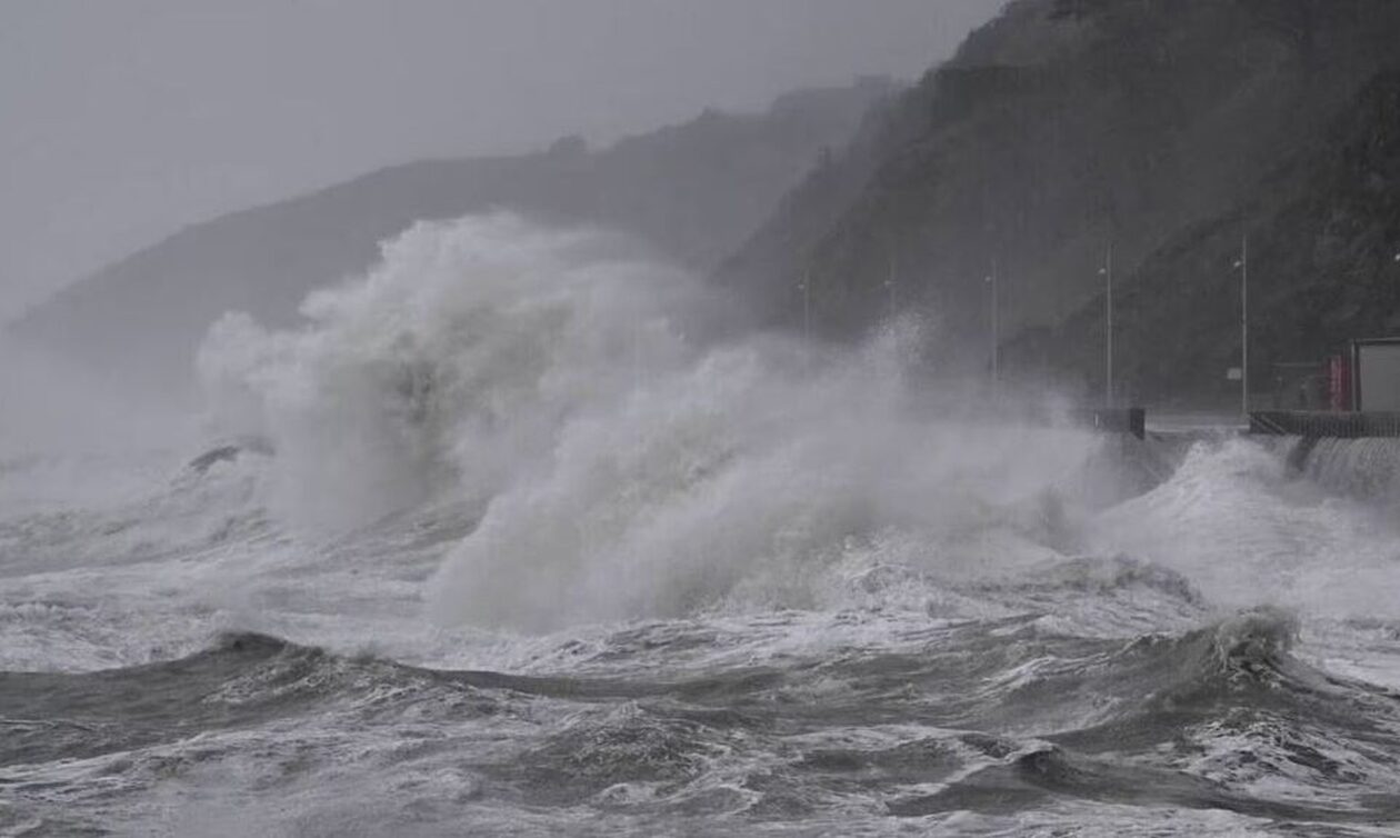 Καιρός: Η καταιγίδα Ciaran «σφυροκοπάει» την Ευρώπη – 1 νεκρός, τεράστιες καταστροφες και μπλακ-άουτ
