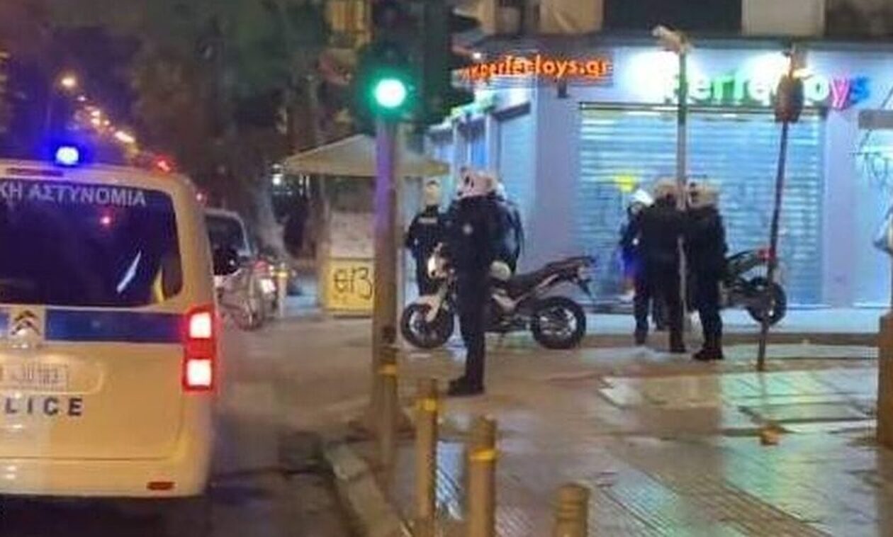 Εισαγγελική έρευνα για τον τραυματισμό πολίτη από αστυνομικούς στην πλατεία Βικτωρίας