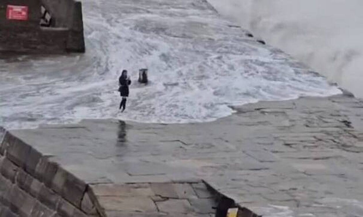 Κακοκαιρία στη Βρετανία: Βίντεο ντοκουμέντο – Τουρίστρια παραλίγο να πεθάνει για μια σέλφι