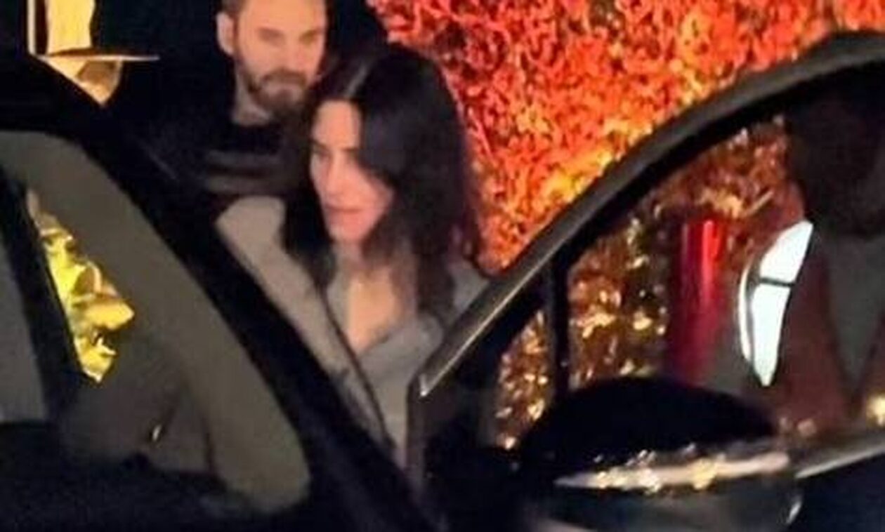 Η Κόρτνεϊ Κοξ μελαγχολική στην πρώτη της έξοδο μετά τον θάνατο του Μάθιου Πέρι