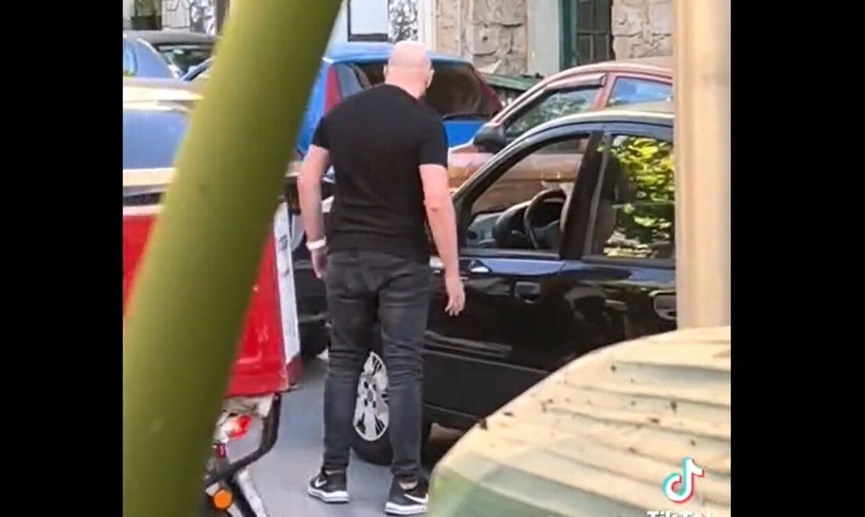 Αθήνα: Άνδρας χτυπάει γυναίκα οδηγό στο κέντρο – Δείτε το βίντεο
